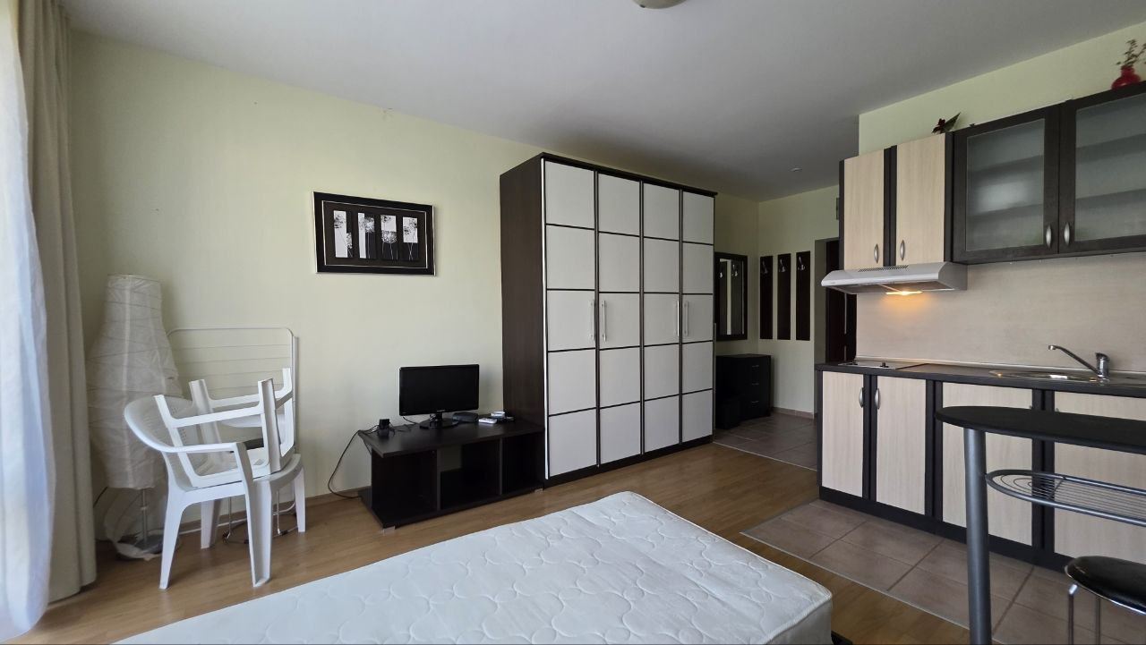 Практичная и уютная студия в Солнечном Берегу – уют и спокойствие с видом на бассейн