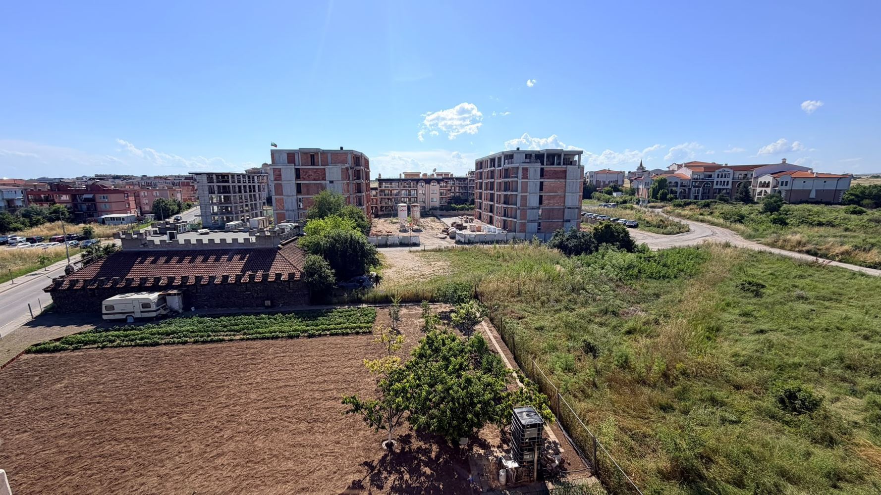 Двухкомнатная квартира с панорамным видом, в шаге от моря в Равде