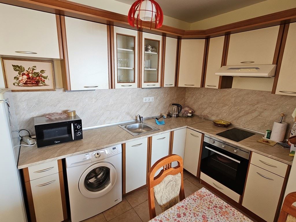 Свети Влас, первая линия моря – панорамная квартира с одной спальней с видом на море из каждой комнаты