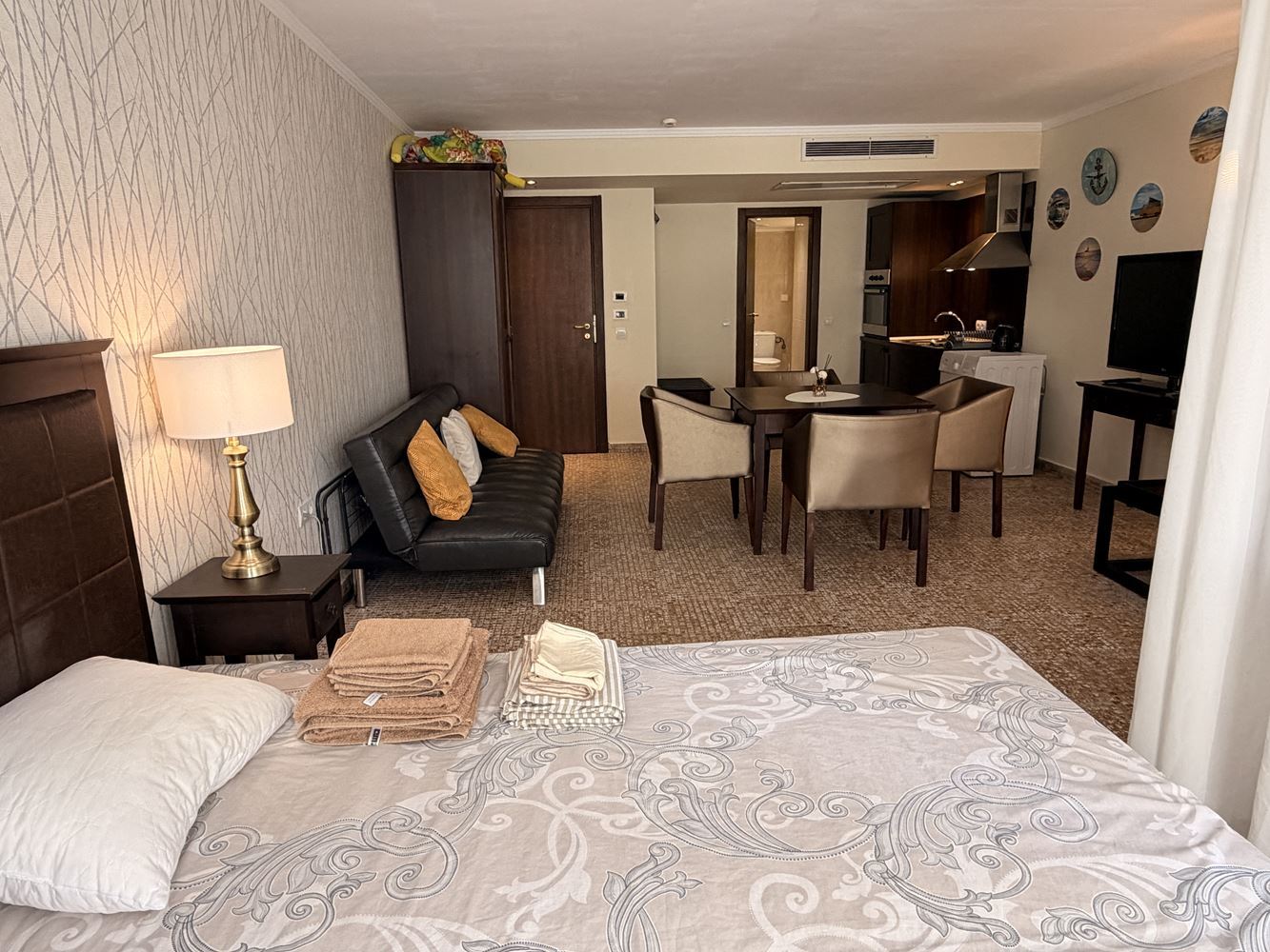 Эксклюзивная студия с садом и прямым доступом к бассейну – в 100 м от моря в Солнечном берегу