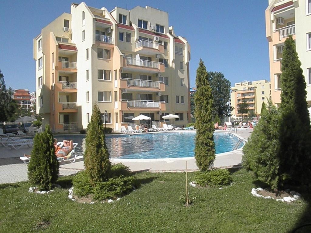 Просторная квартира с одной спальней рядом с пляжем в Солнечном береге