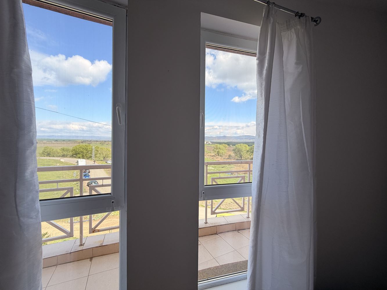 Квартира с двумя спальнями и панорамной террасой на окраине Солнечного Берега – уют, тишина и стиль