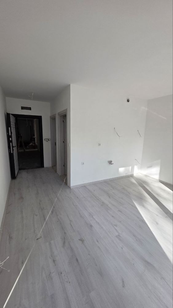 Функциональная студия на первом этаже – отличная возможность для инвестиций или уютного жилья