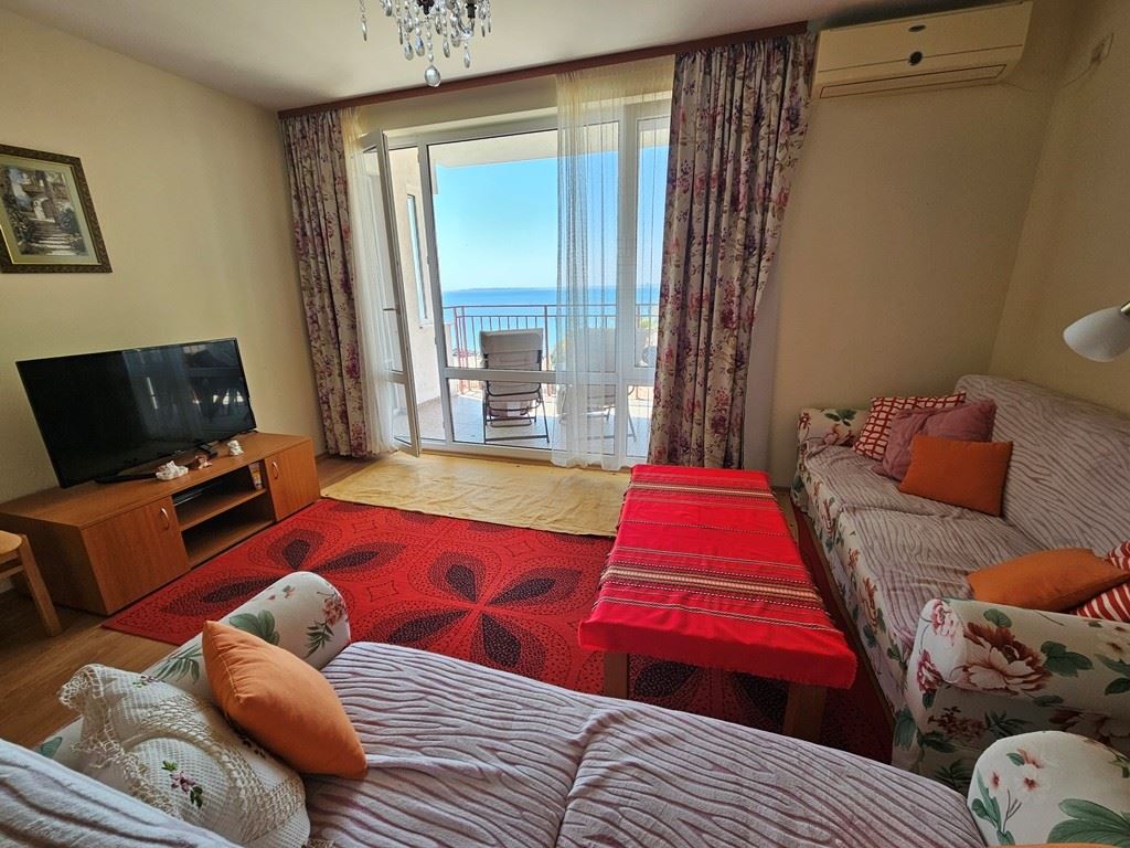 Свети Влас, первая линия моря – панорамная квартира с одной спальней с видом на море из каждой комнаты