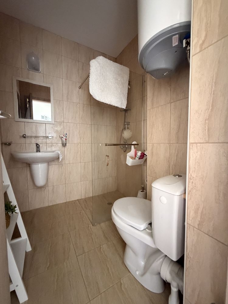 Квартира с двумя спальнями и панорамной террасой на окраине Солнечного Берега – уют, тишина и стиль