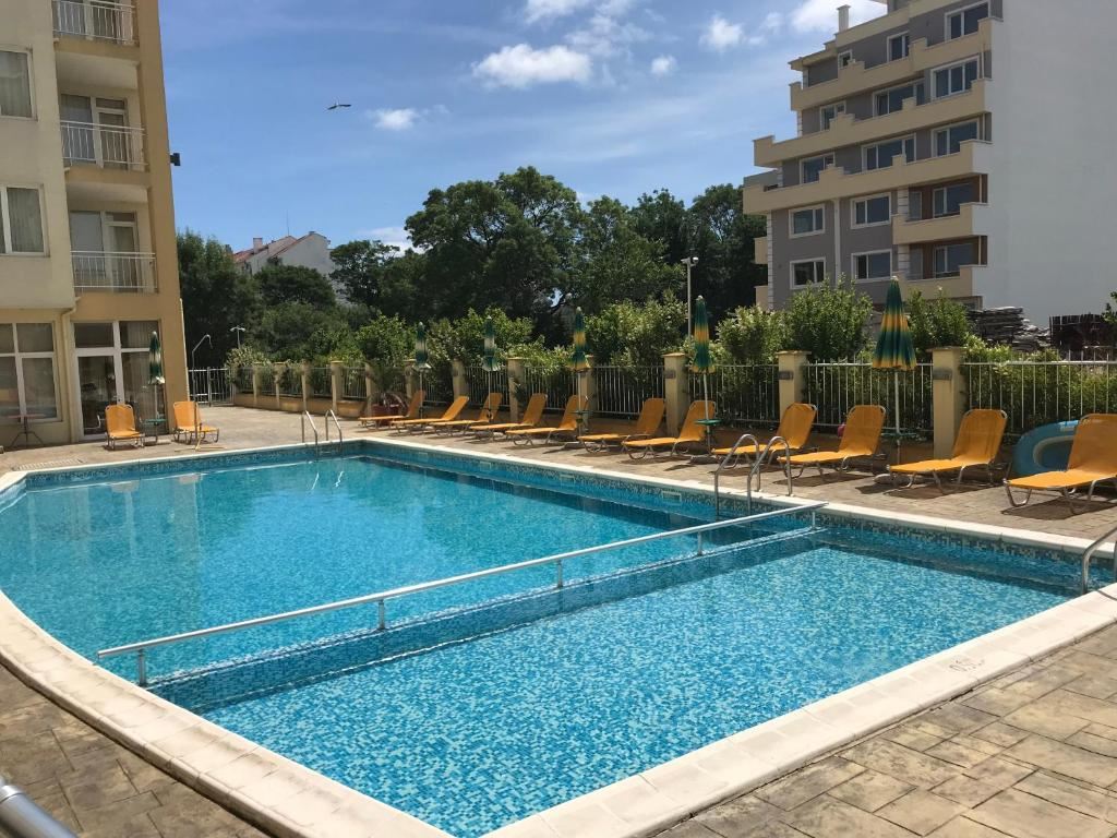 Двухкомнатный апартамент в комплексе в Поморие – 300 м от пляжа, отличная инвестиция