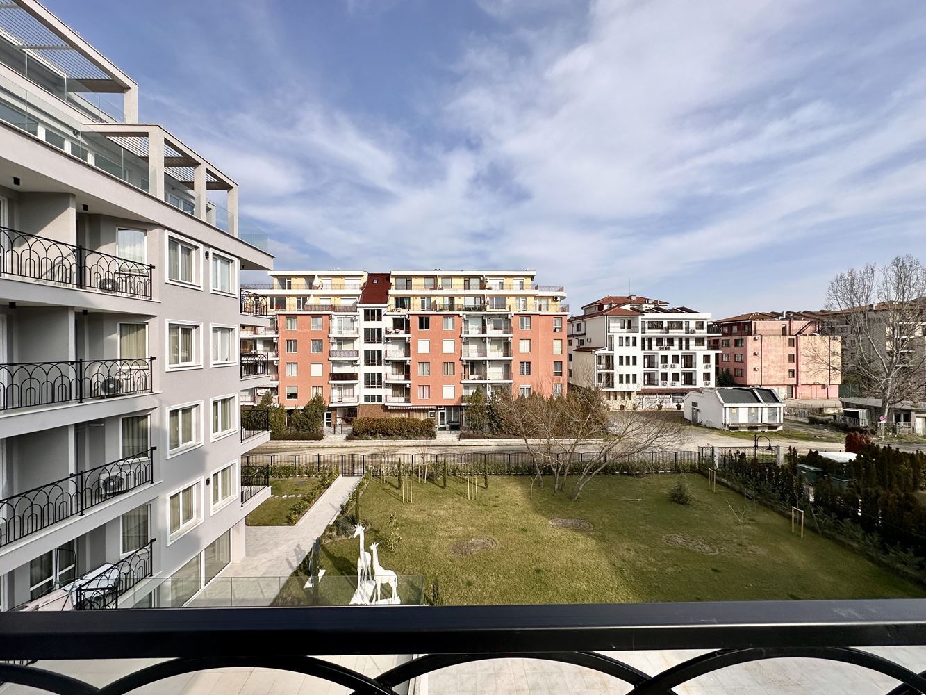 Уютная квартира с одной спальней с видом на бассейн и зелёные зоны в Солнечном Береге – готова к использованию