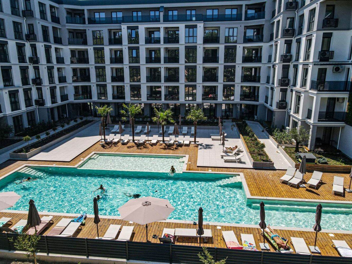 Просторная роскошная квартира с тремя спальнями и подземным парковочным местом в Солнечном Береге