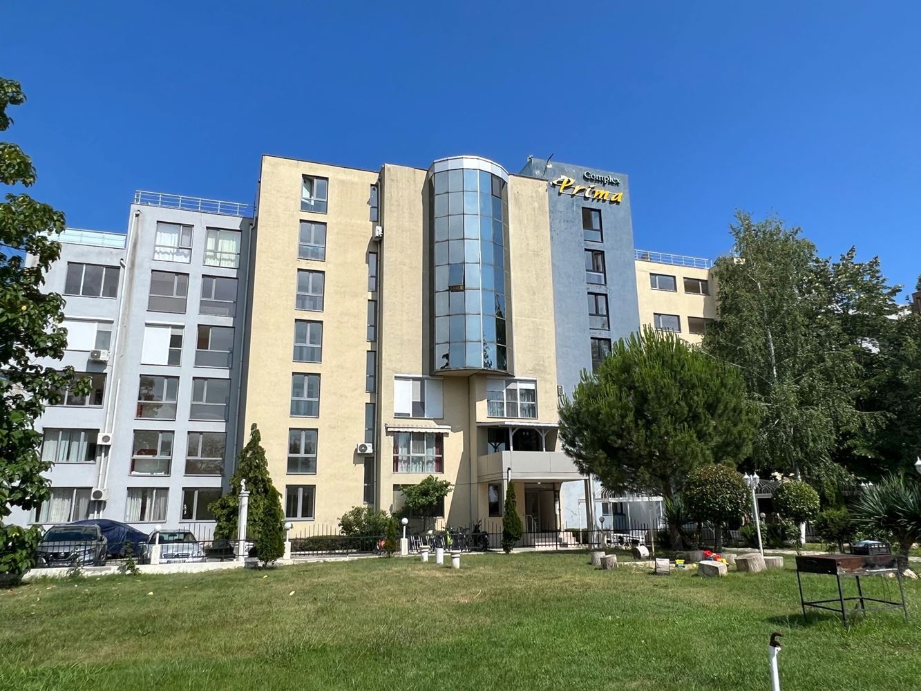 Меблированный апартамент с одной спальней в Солнечном Береге – функциональная недвижимость с удобствами и низкой такса обслуживания