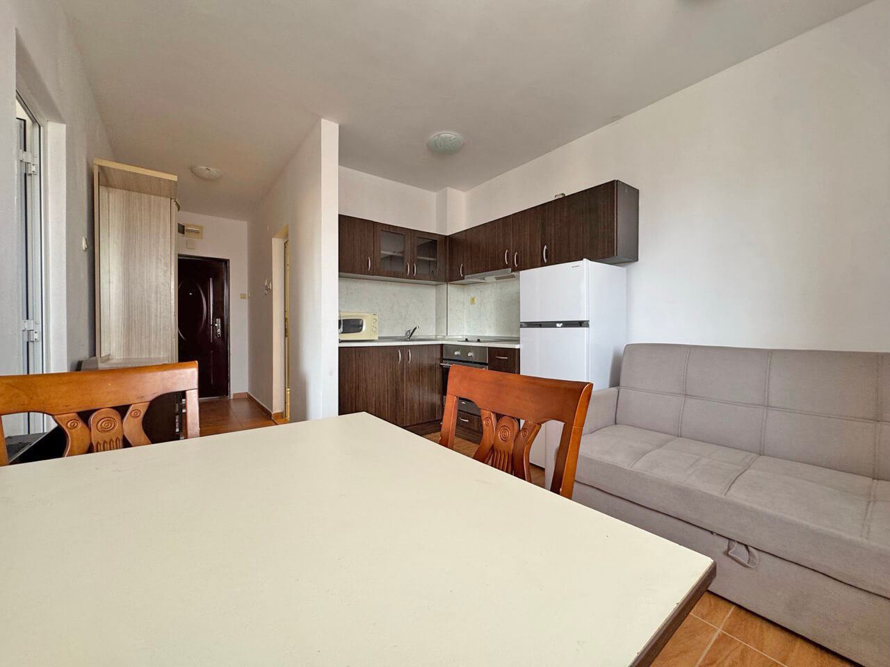 Уют и практичность – двухкомнатная квартира (с одной спальней) в комплексе на Солнечном берегу