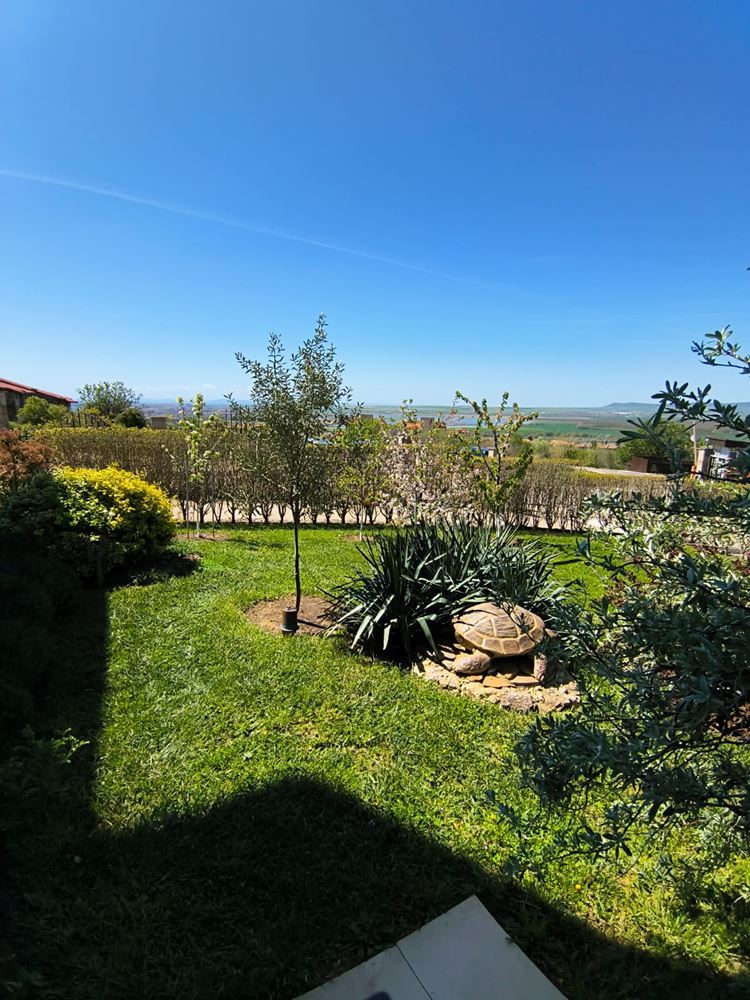 Отремонтированная двухкомнатная квартира с панорамным видом в современном комплексе рядом с Солнечным берегом