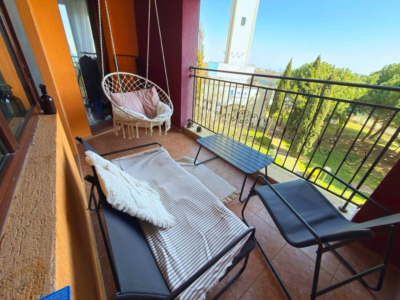 Просторная квартира с двумя спальнями на первой линии моря в Ахелое – комфорт, роскошь и уют для всей семьи