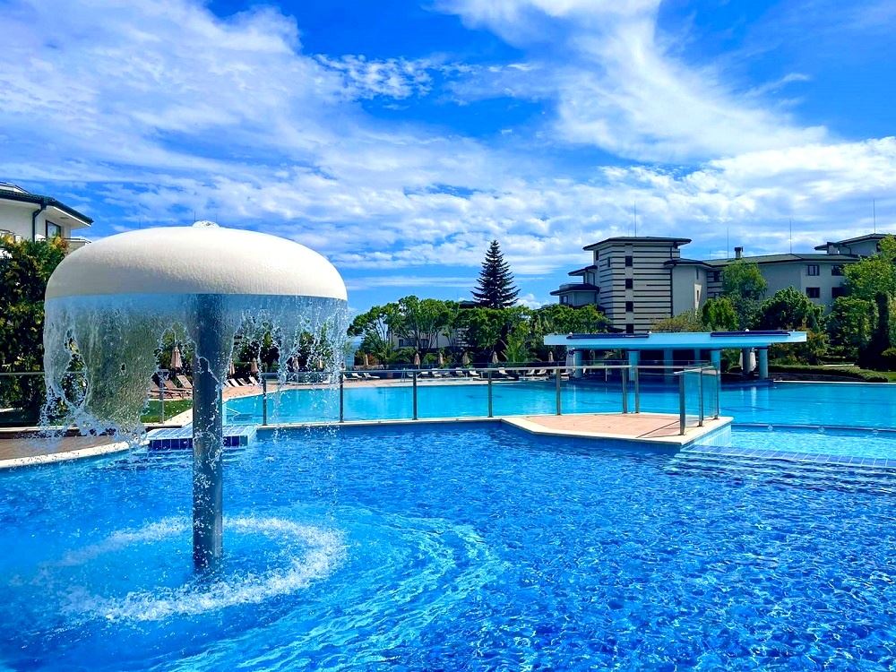 Двухкомнатная квартира  на первой линии моря в Равде – роскошь, природа и впечатляющий вид на бассейн