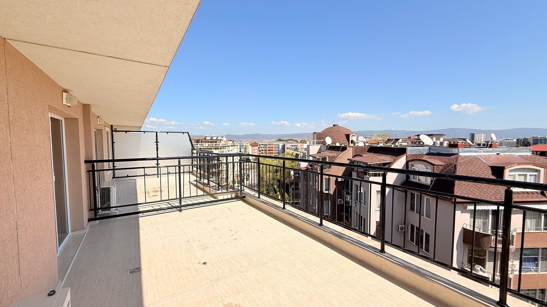 Роскошный двухуровневый апартамент с тремя спальнями в центре Солнечного Берега – простор, стиль и комфорт на двух уровнях