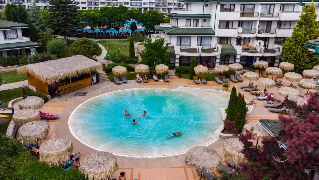 Высокий стандарт и разнообразные удобства – превосходная двухкомнатная квартира в элитном комплексе на первой линии в Равда