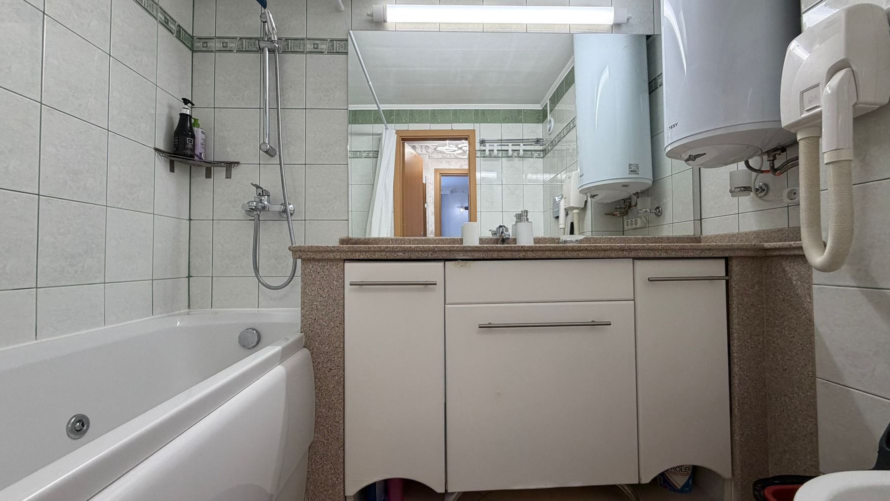 Просторная двухкомнатная квартира в 300 м от моря в Солнечном Береге – комфорт, безопасность и отличная инвестиция