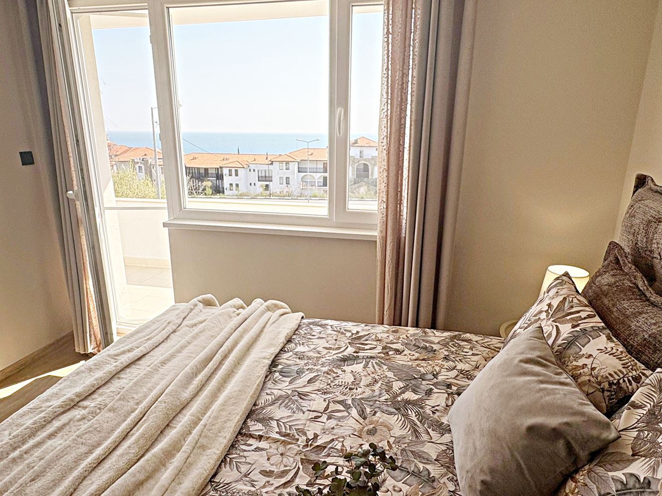 Два независимых жилых пространства с видом на море в центре Святого Власа – дизайнерский интерьер и собственное парковочное место