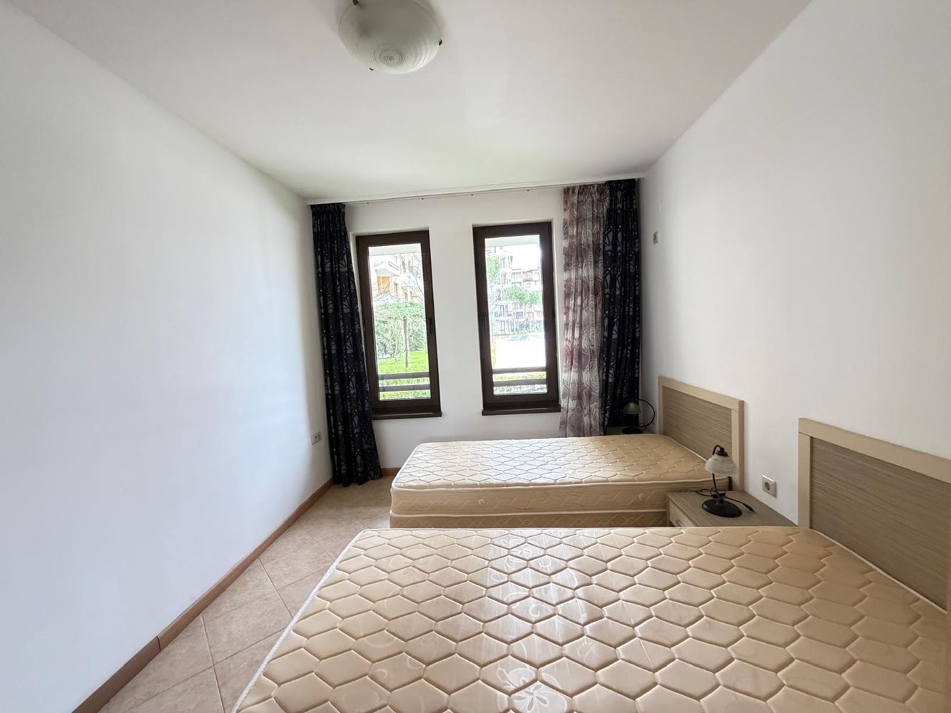 Просторная квартира с двумя спальнями с прямым выходом в собственный двор в Солнечном Береге – комфорт, роскошь и уют