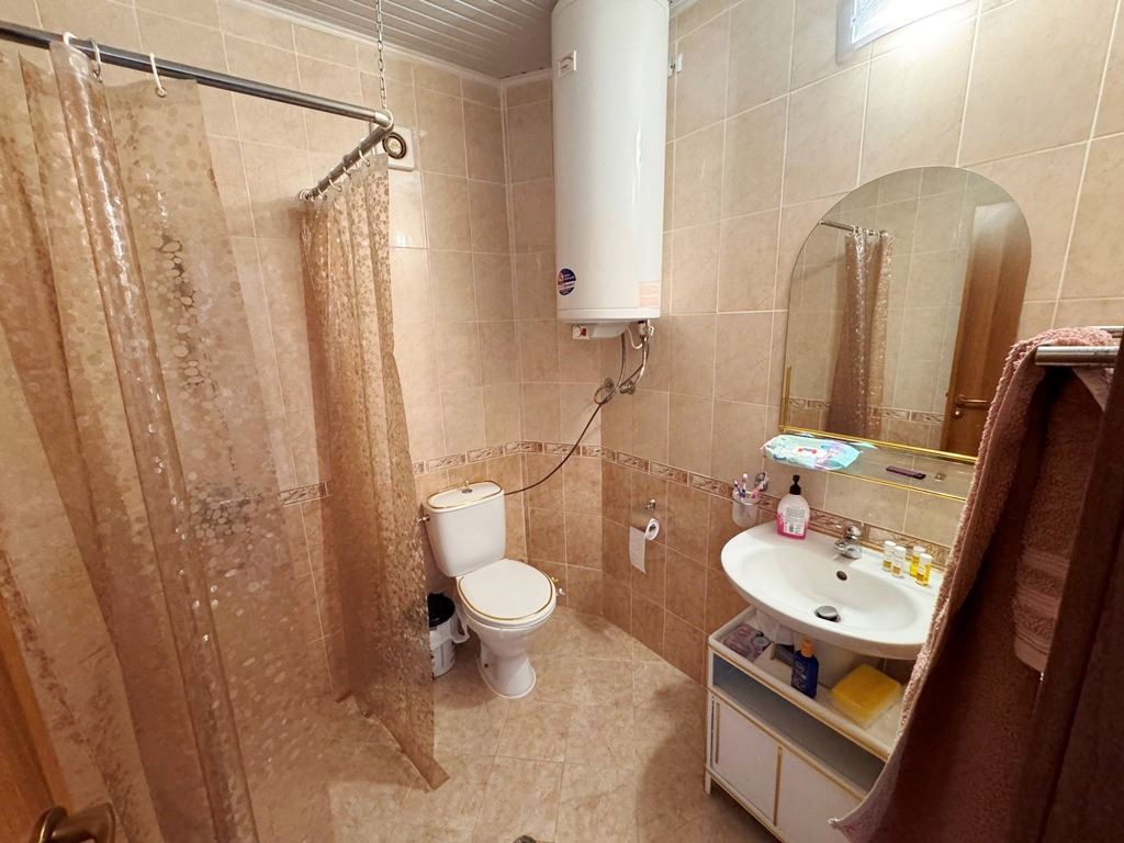 Стильная полностью меблированная трехкомнатная квартира в курорте Солнечный берег в комплексе с отличными удобствами