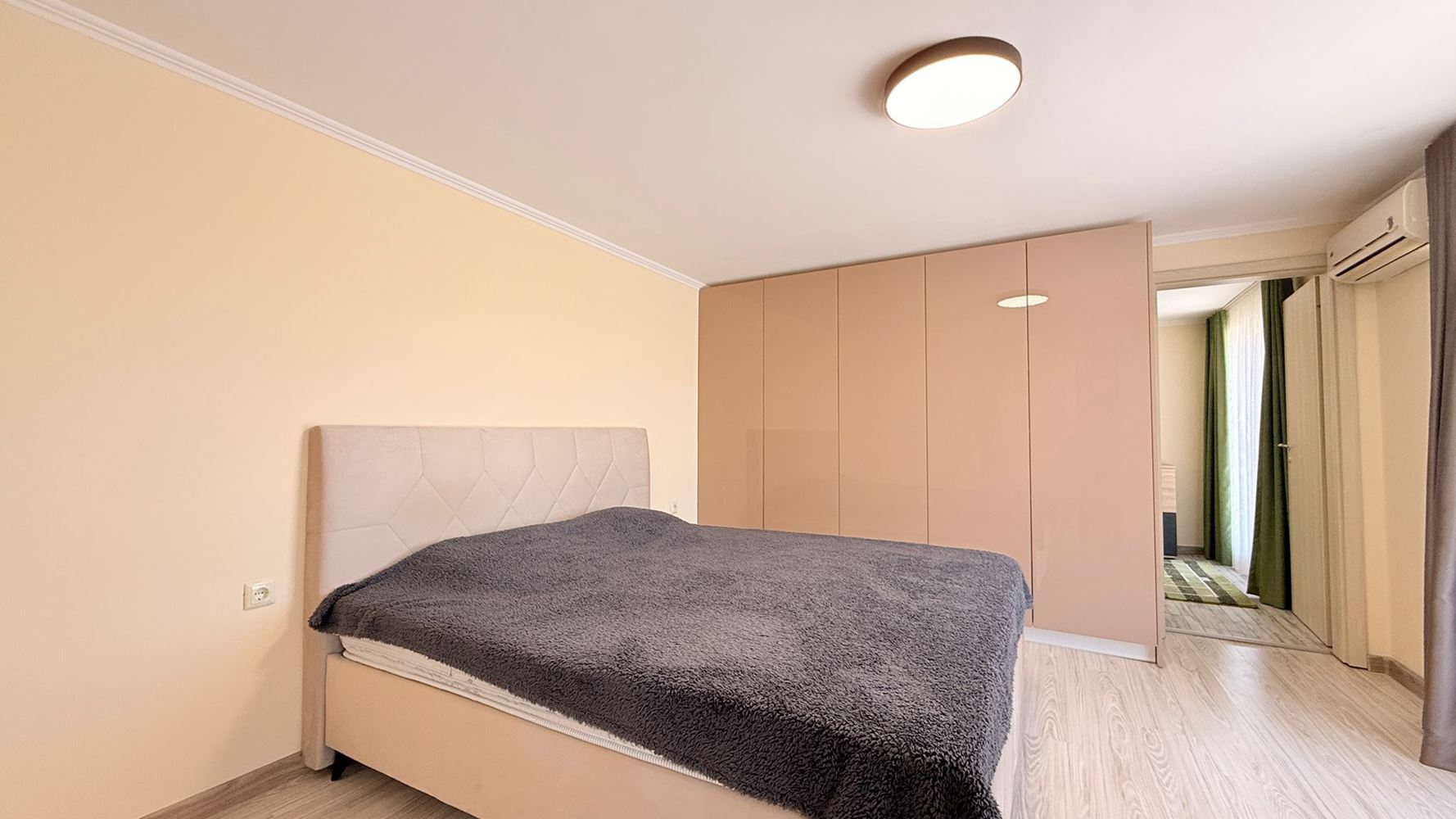 Роскошный двухуровневый апартамент с тремя спальнями в центре Солнечного Берега – простор, стиль и комфорт на двух уровнях