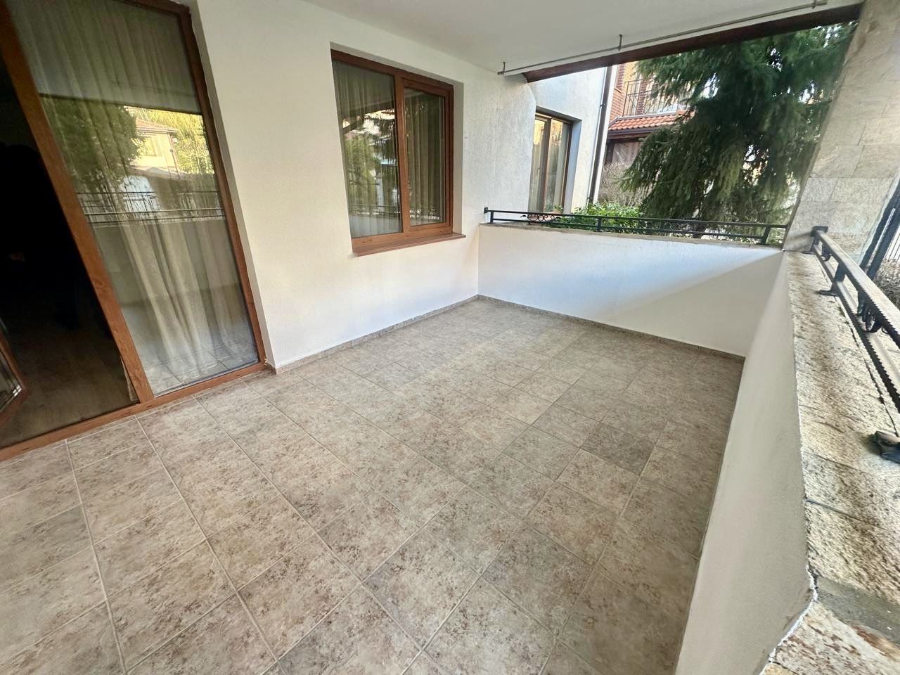 Просторная студия на партере с большой террасой и возможностью переделки в квартиру с одной спальней – безопасность и комфорт в Несебре