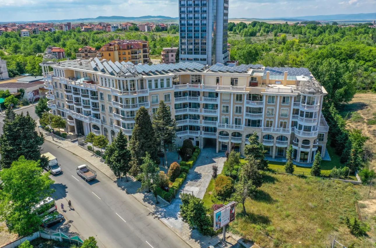 Просторная квартира с двумя спальнями в 100 метрах от пляжа в Несебре
