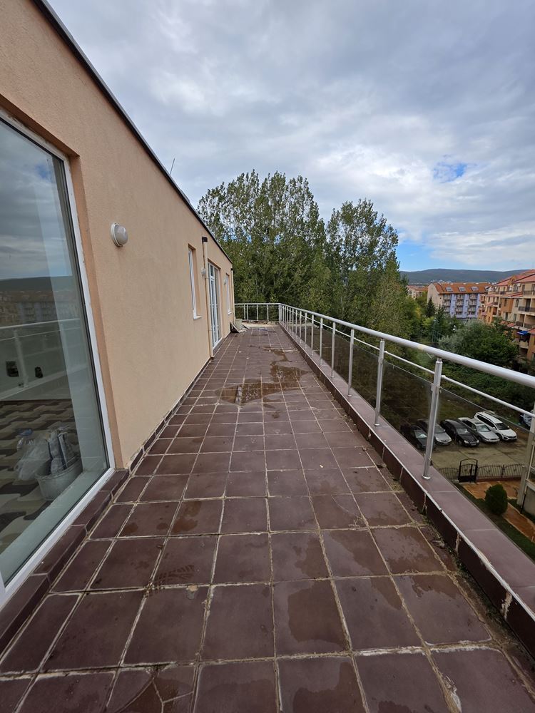 Квартира с двумя спальнями и огромной террасой в 500 м от пляжа в Солнечном берегу – 148 м² и отличный потенциал