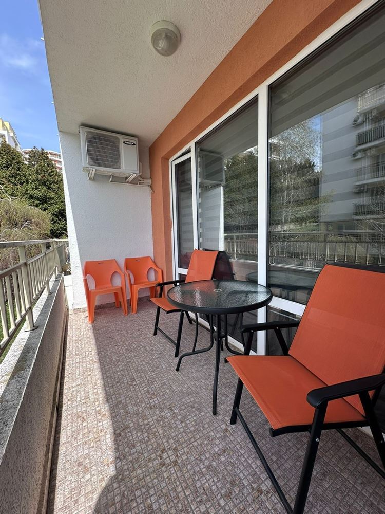 Двухкомнатная квартира с частичным видом на море в Святом Власе – меблированная, после ремонта, в элитном закрытом комплексе