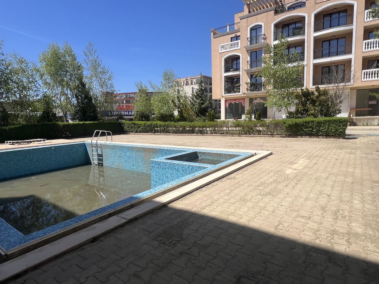 Уютная студия в самом сердце Елените – всего в нескольких минутах от пляжа, в закрытом комплексе с бассейном и отличными удобствами