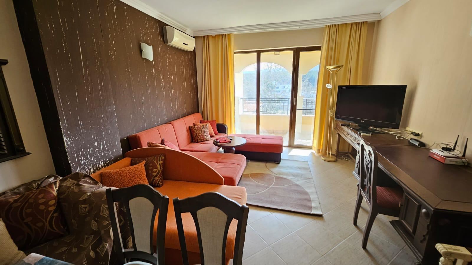 Просторная квартира с одной спальней на первой линии моря в Царево с полной меблировкой