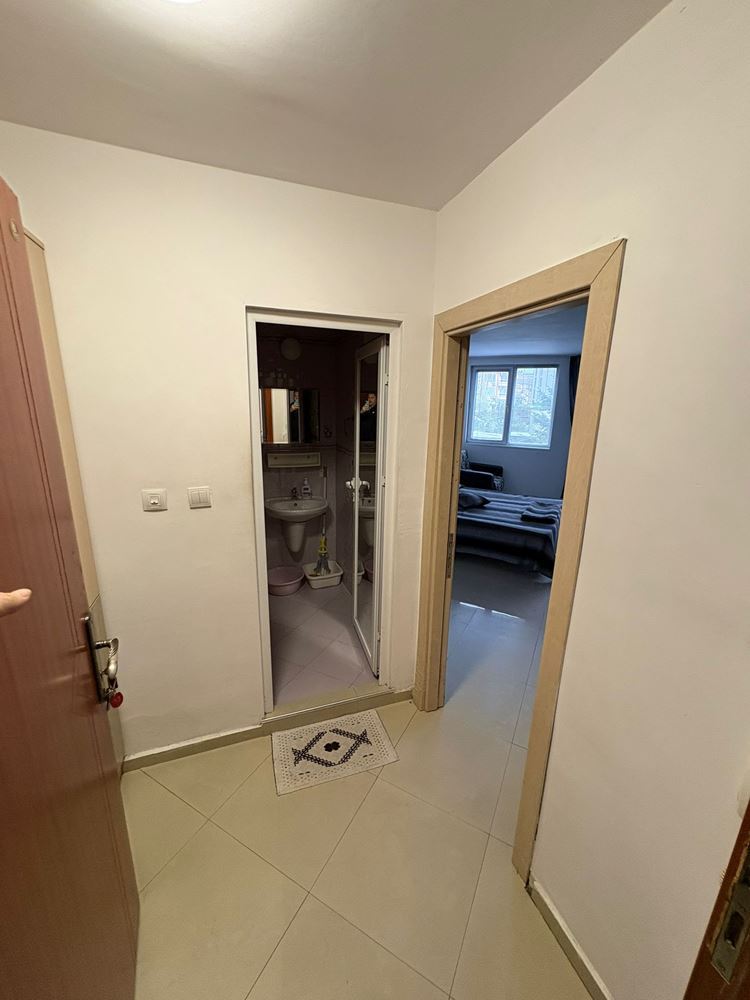 Просторная полностью меблированная студия в Поморие – восточная ориентация и отличная локация в 400 м от моря