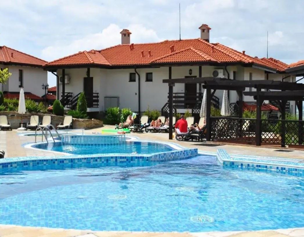 Отремонтированная двухкомнатная квартира с панорамным видом в современном комплексе рядом с Солнечным берегом