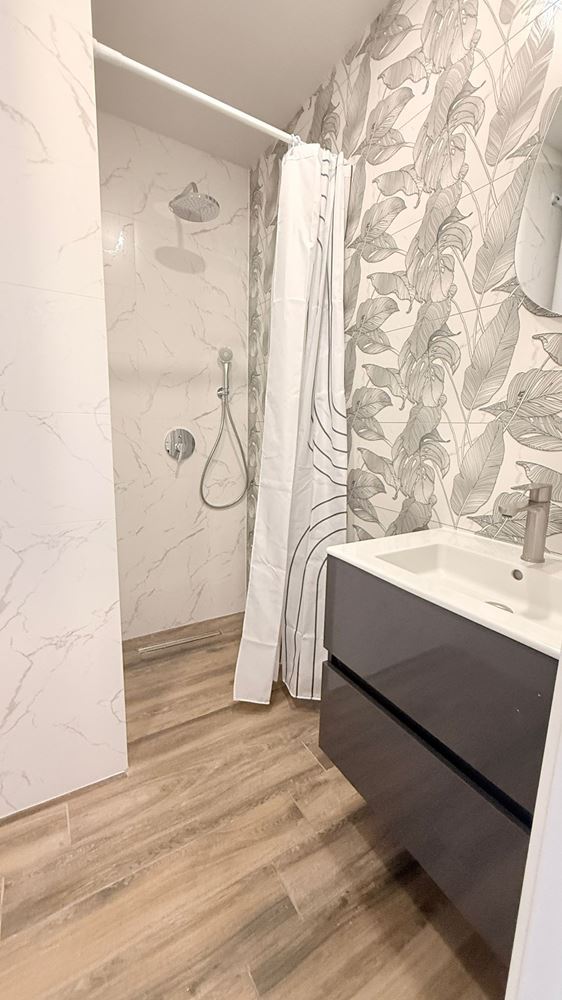 Роскошная квартира с тремя спальнями на первой линии в Равде – простор, престиж и впечатляющая морская панорама