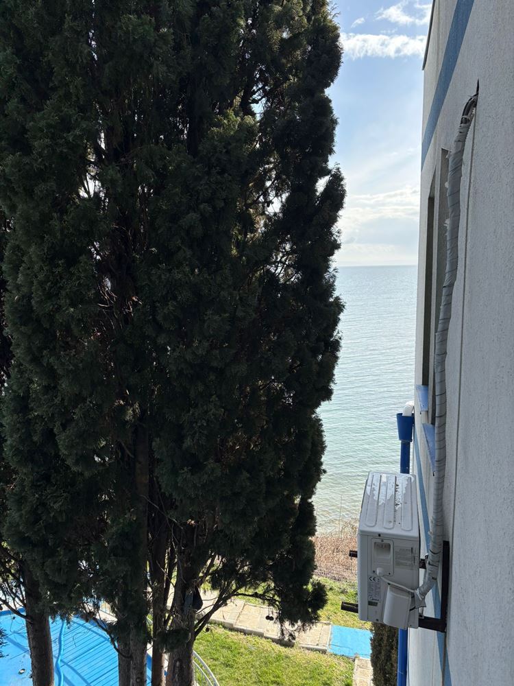 Просторная двухкомнатная квартира на первой линии моря в Поморие