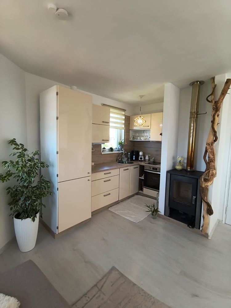 Отремонтированная двухкомнатная квартира с панорамным видом в современном комплексе рядом с Солнечным берегом