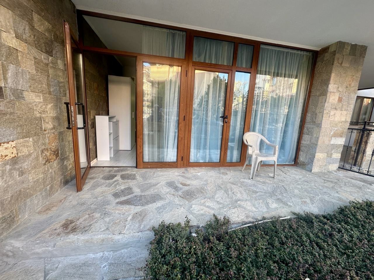 Просторная студия на партере с террасой и возможностью переделки в квартиру с одной спальней – всего в 300 м от моря