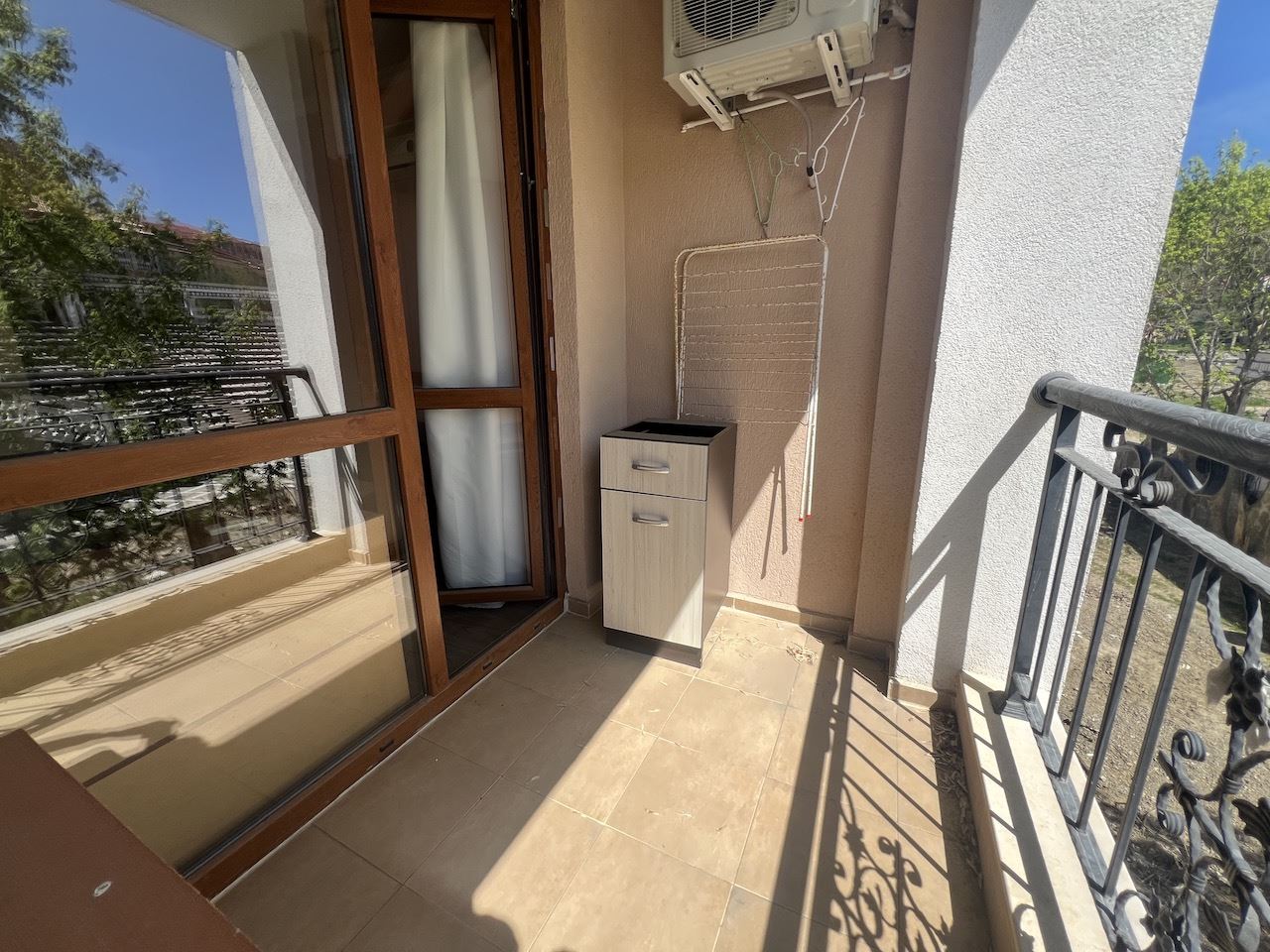 Уютная студия в самом сердце Елените – всего в нескольких минутах от пляжа, в закрытом комплексе с бассейном и отличными удобствами