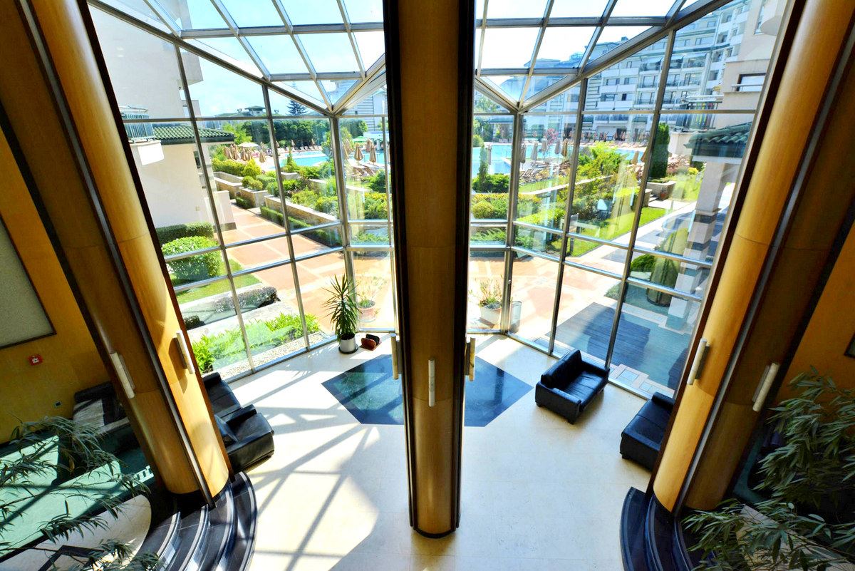 Двухкомнатная квартира  на первой линии моря в Равде – роскошь, природа и впечатляющий вид на бассейн