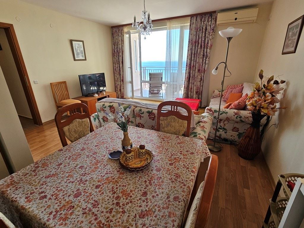 Свети Влас, первая линия моря – панорамная квартира с одной спальней с видом на море из каждой комнаты