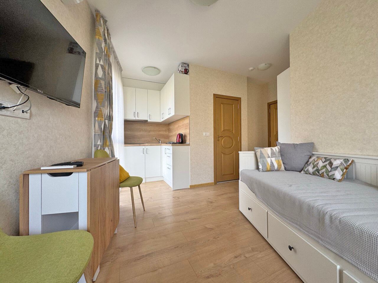 Светлая студия в люксовом комплексе – прекрасный уют у бассейна