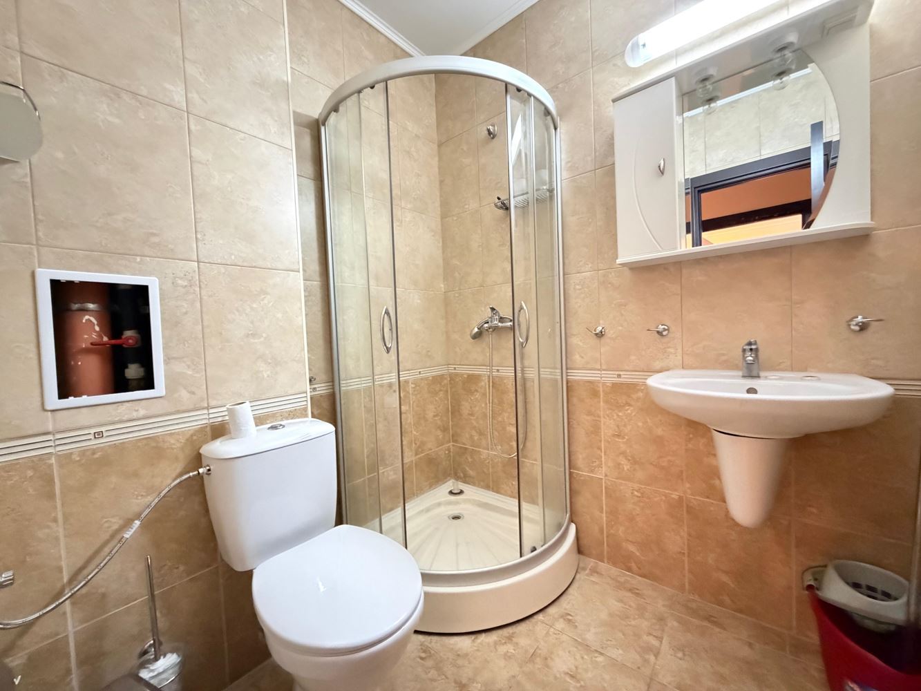 Апартамент с двумя спальнями и видом на бассейн в Несебре – простор, комфорт и отличное расположение всего в 300 метрах от моря