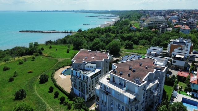 Двухкомнатная квартира на первой линии в Сарафово – комфорт, стиль и морская атмосфера в комплексе