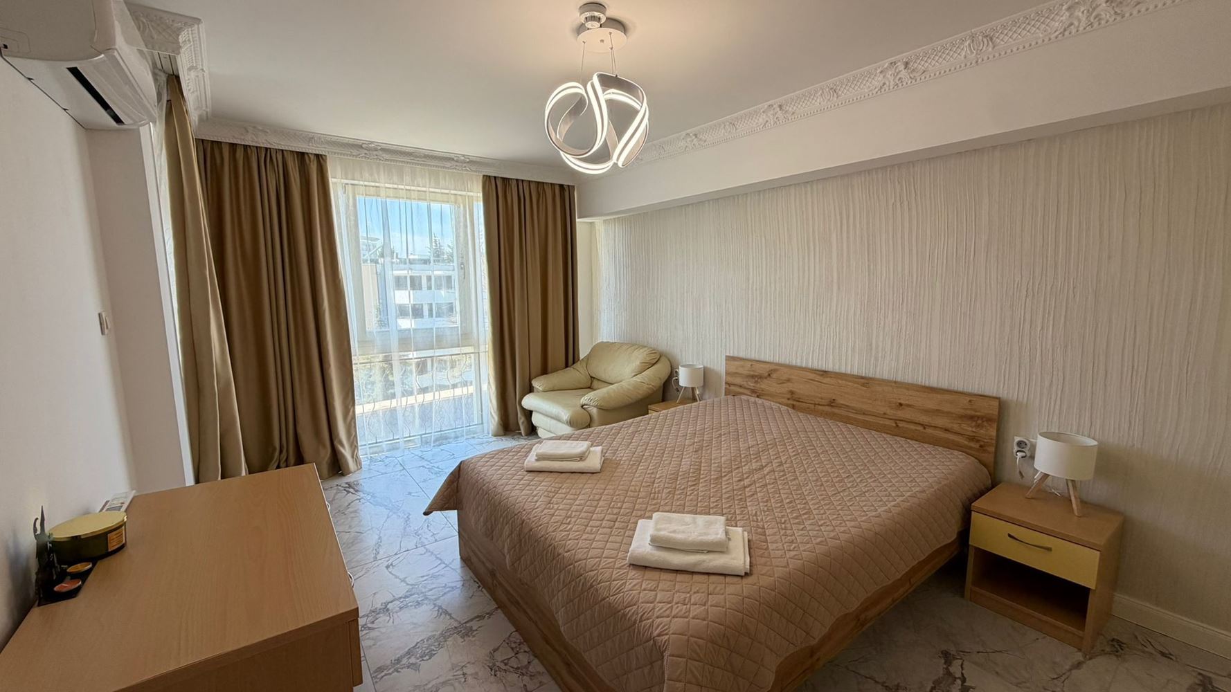 Просторная двухкомнатная квартира в 300 м от моря в Солнечном Береге – комфорт, безопасность и отличная инвестиция