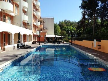 Просторная и современная квартира с одной спальней со всеми удобствами в Помории