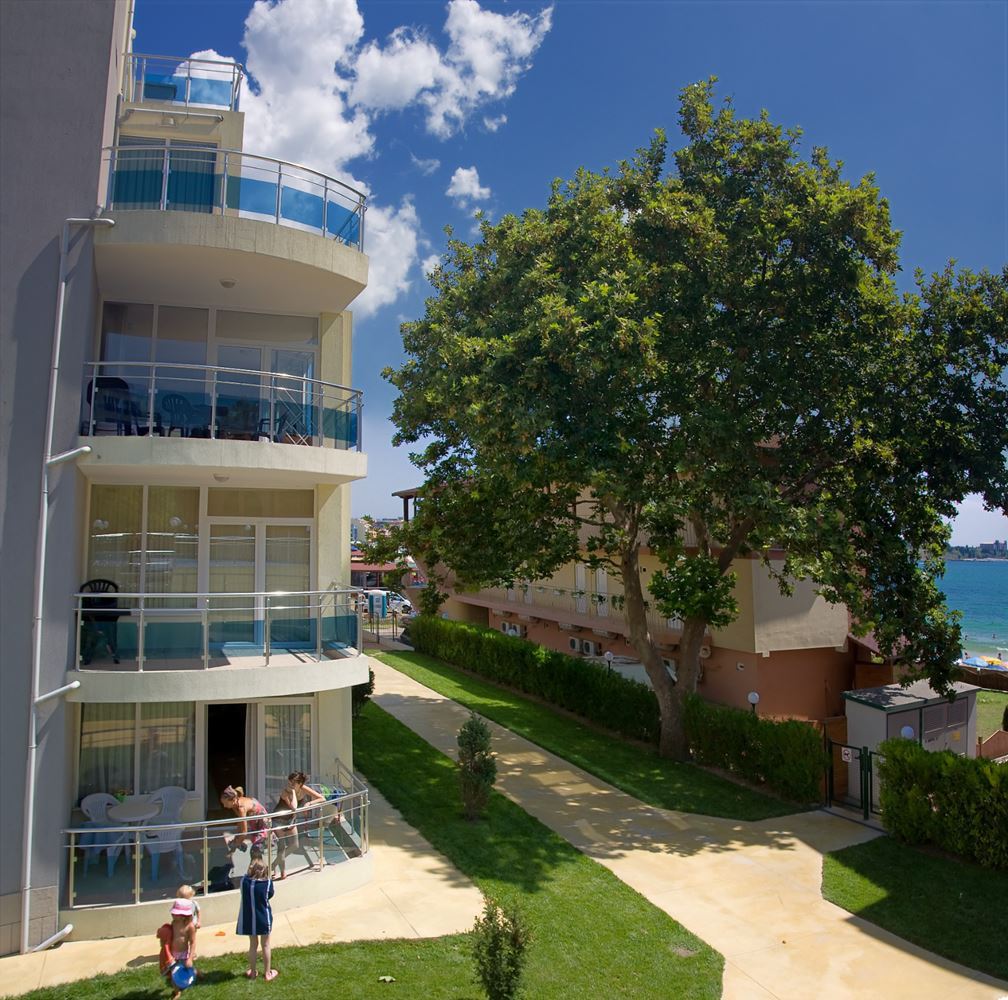 Солнечная и просторная студия с видом на море в Равде – 100 м от пляжа, в ухоженном комплексе с бассейном и зеленью