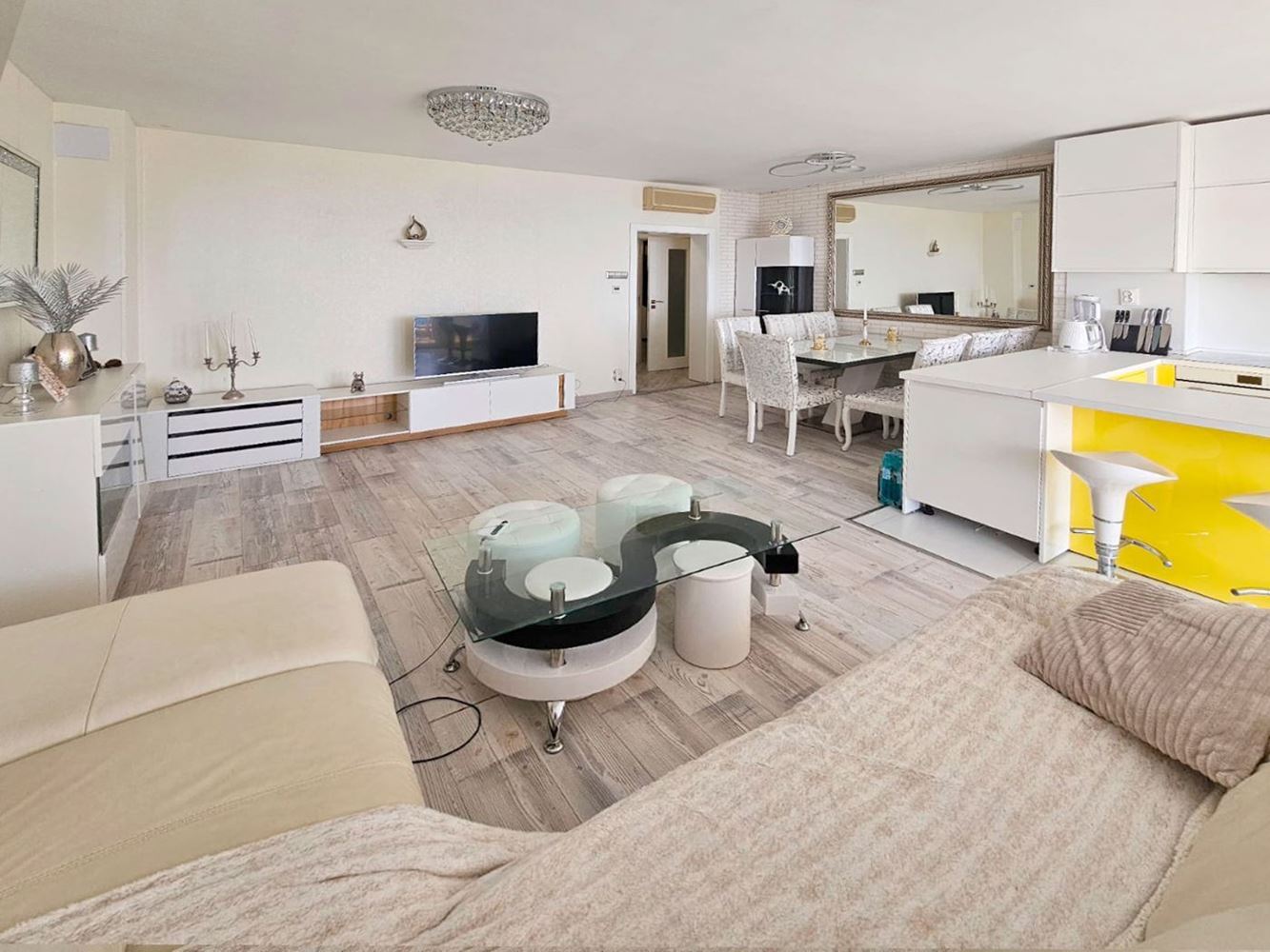 Роскошный апартамент с двумя спальнями с видом на море на первой линии в Равде – 114 м², две террасы и полный комфорт