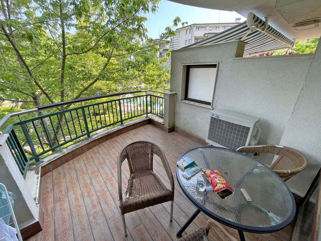 Высокий стандарт и разнообразные удобства – превосходная двухкомнатная квартира в элитном комплексе на первой линии в Равда