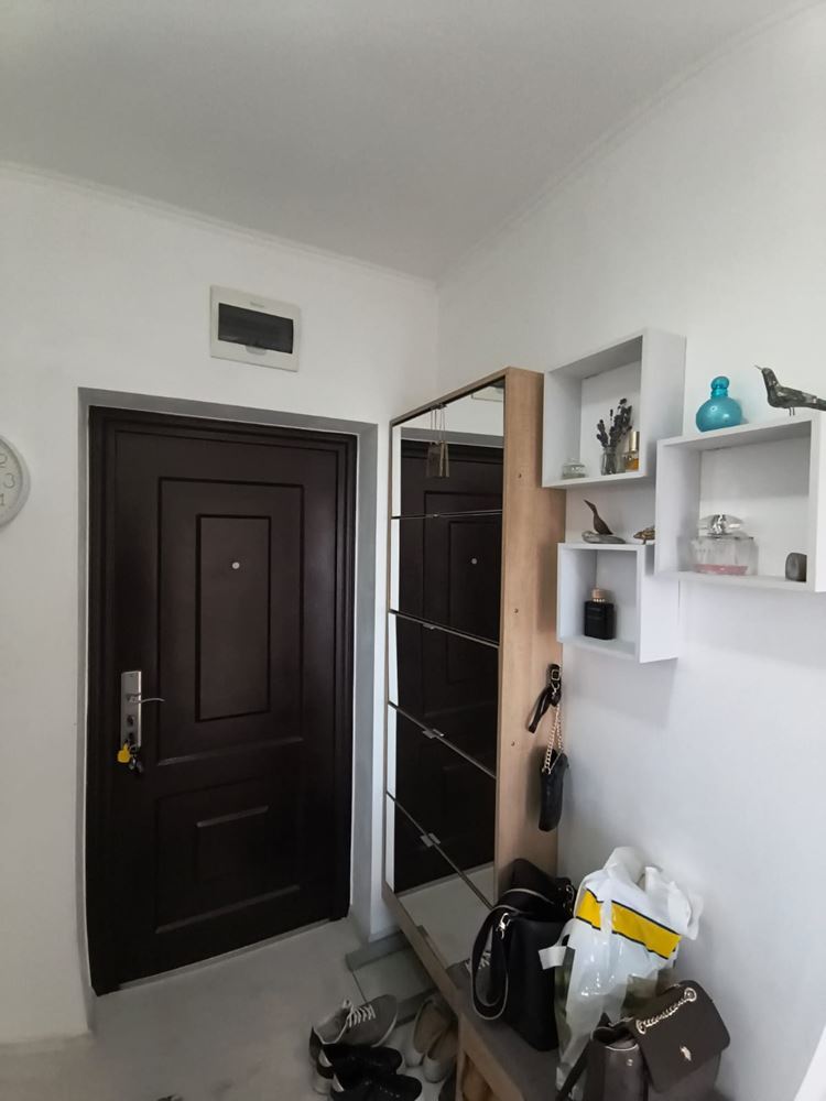 Отремонтированная двухкомнатная квартира с панорамным видом в современном комплексе рядом с Солнечным берегом