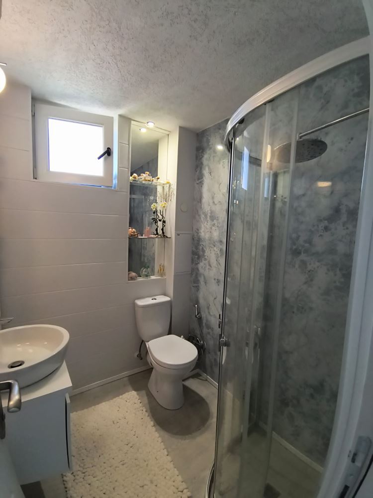 Отремонтированная двухкомнатная квартира с панорамным видом в современном комплексе рядом с Солнечным берегом