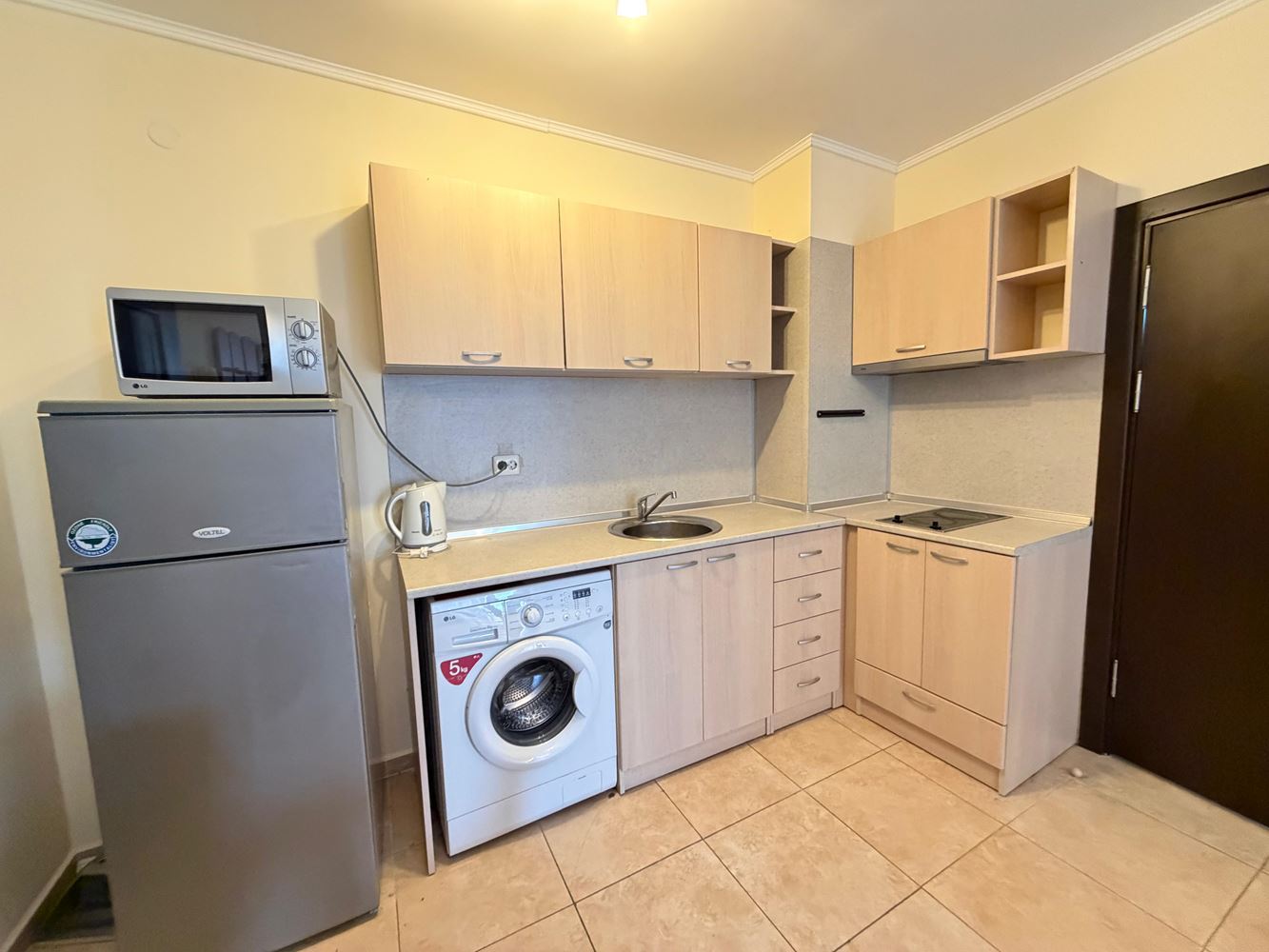 Апартамент с двумя спальнями и видом на бассейн в Несебре – простор, комфорт и отличное расположение всего в 300 метрах от моря